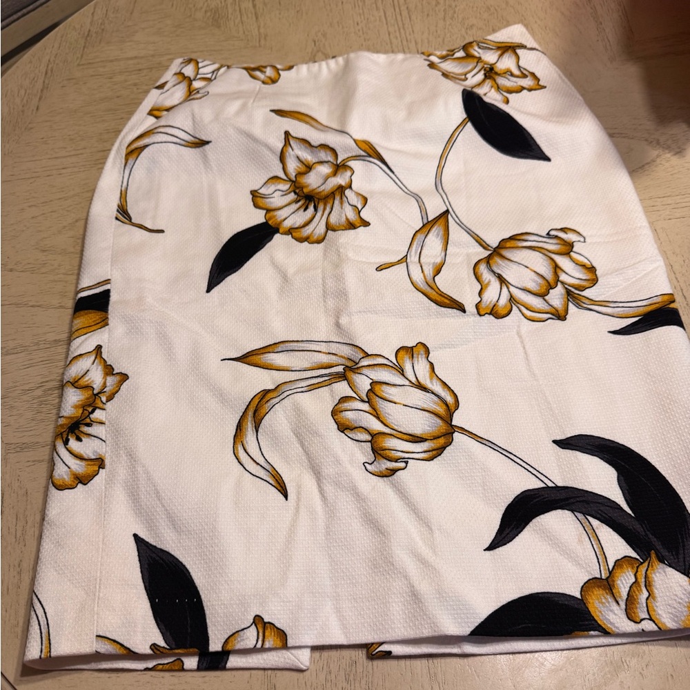 White House Black Market Floral Pencil Skirt - White and Gold